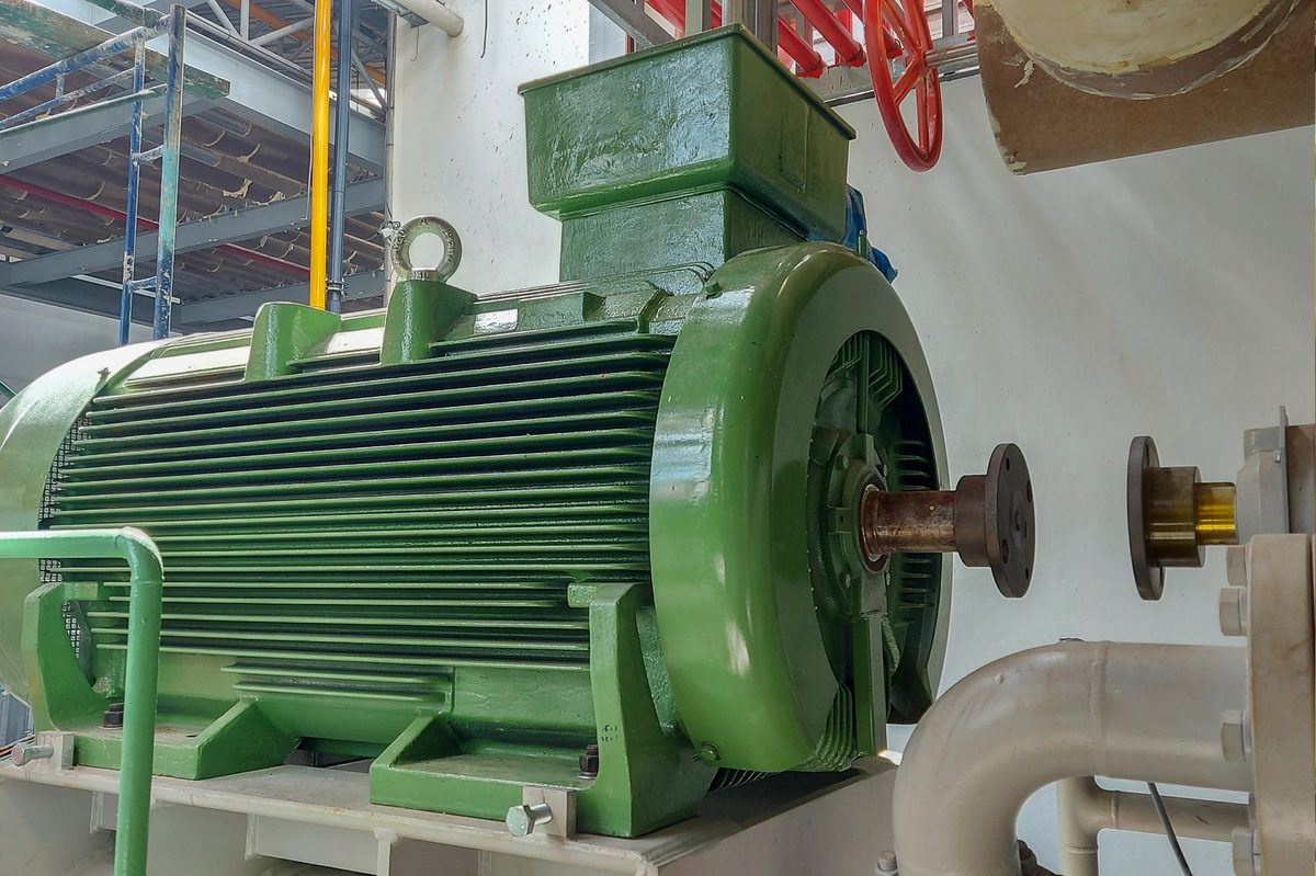 motor eléctrico industrial en taller de rebobinado