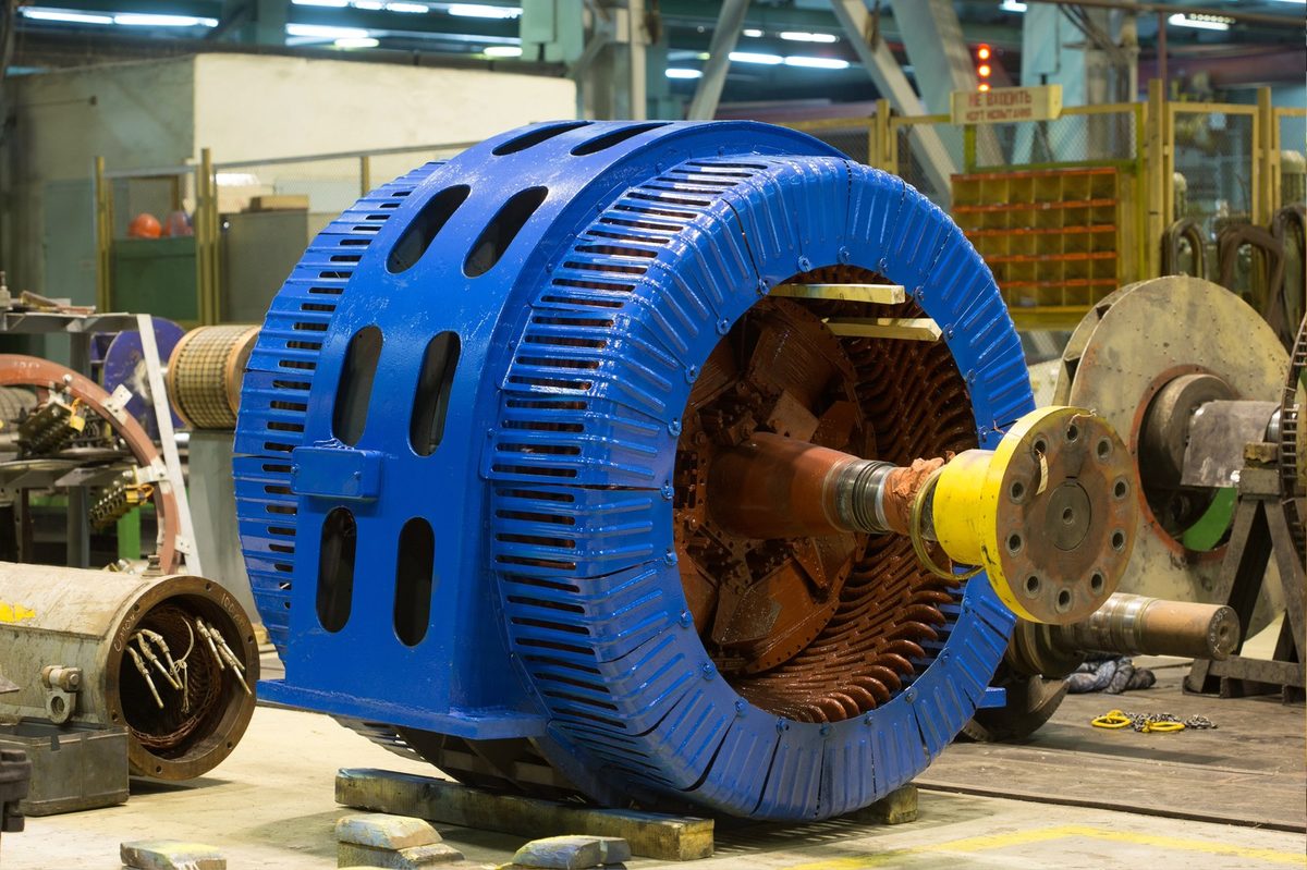 rotor bobinado de motor eléctrico en banco de taller